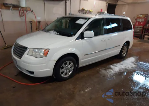 2010 Chrysler Town & Country Touring z USA, uszkodzony, nr VIN 2A4RR5D14AR304351